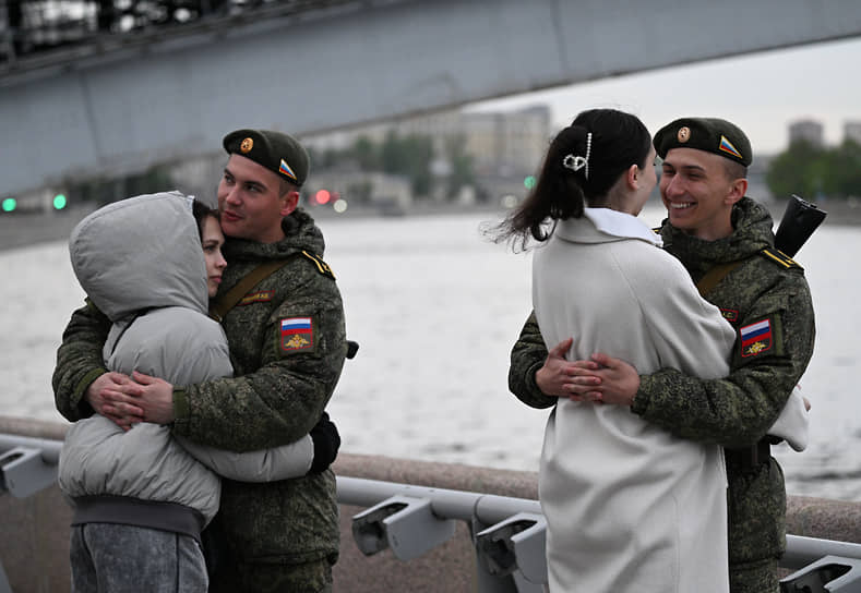 Военнослужащие с девушками перед началом репетиции 
