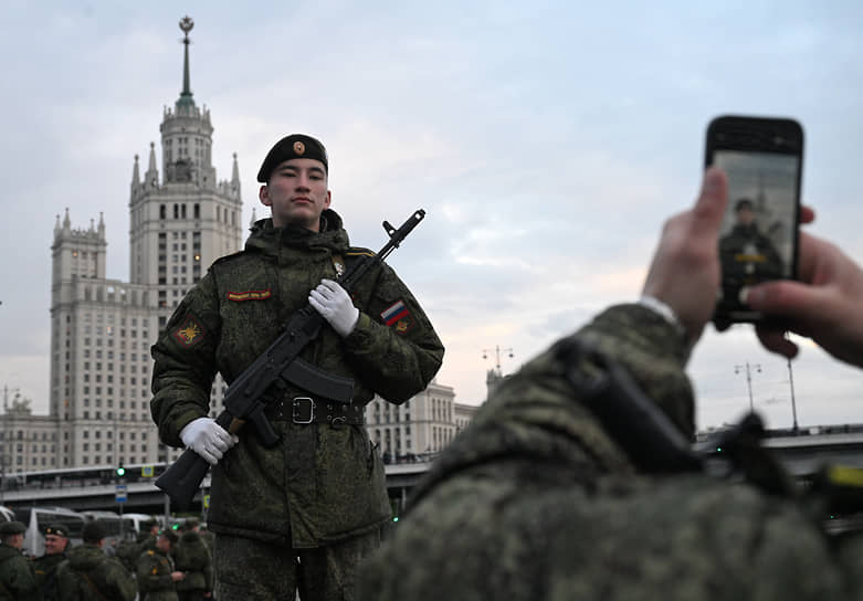 Военнослужащий перед началом репетиции 