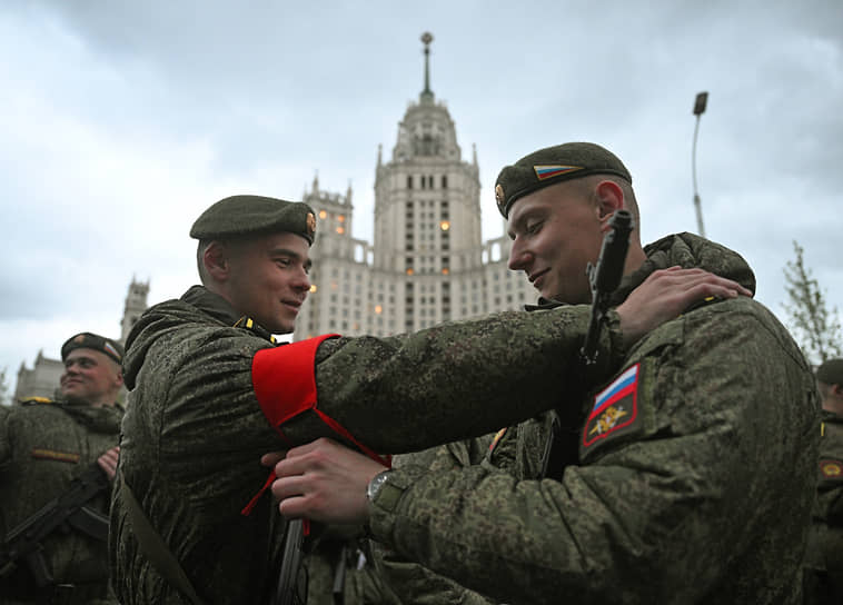 Военнослужащие во время репетиции
