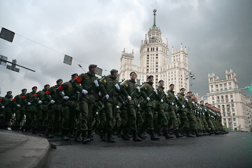 Военнослужащие на репетиции 