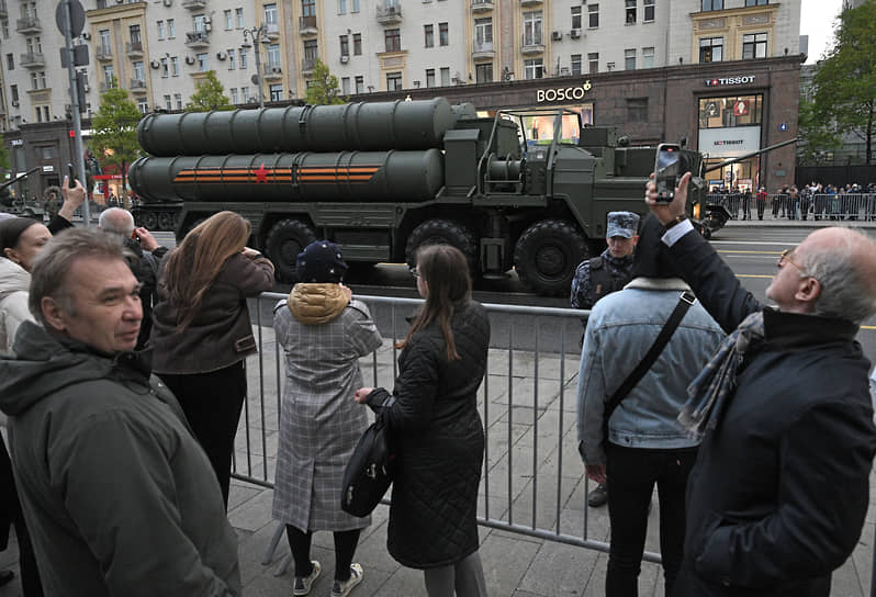 Зрители снимают военную технику 