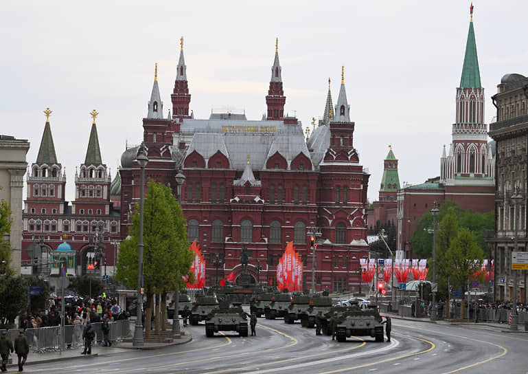 Военная техника около Государственного исторического музея 