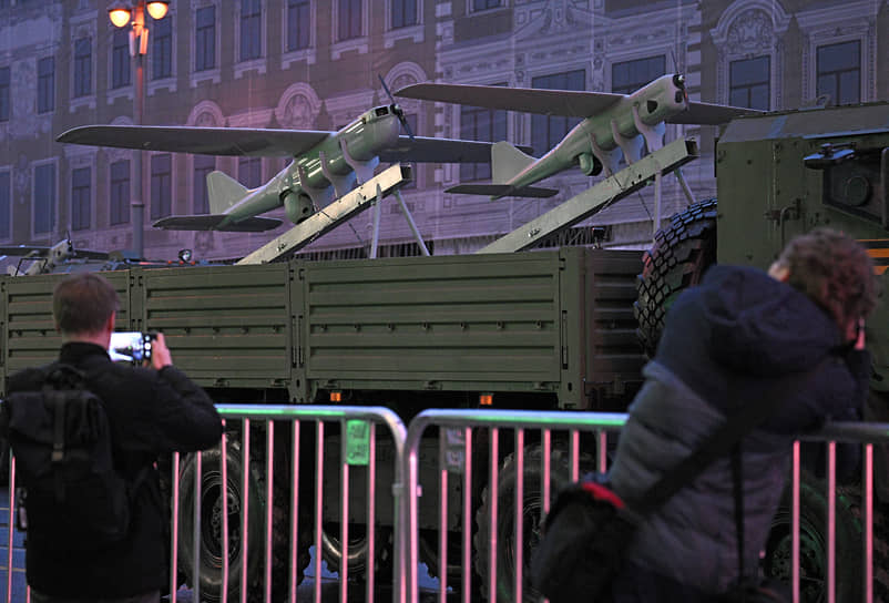 Прохожие фотографируют военную технику 