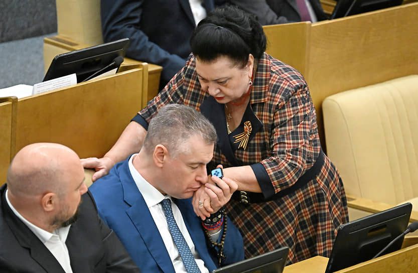 Зампред комиссии по регламенту и обеспечению деятельности Госдумы Раиса Кармазина и председатель ЛДПР Леонид Слуцкий (в центре) на заседании Госдумы