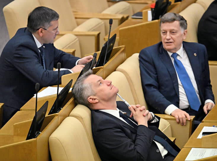 Зампред комитета по защите конкуренции Антон Гетта (в центре) и член комитета по финансовому рынку Вячеслав Макаров (справа) на заседании Госдумы