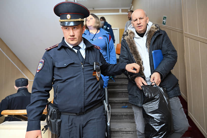 Бывший заместитель начальника отдела ядерной и радиационной безопасности Ростехнадзора Андрей Лавринович (справа) после окончания заседания Таганского районного суда