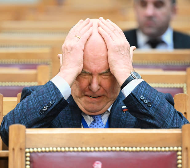 Сенатор Григорий Карасин перед началом встречи президента России Владимира Путина с членами Совета законодателей в Таврическом дворце в Санкт-Петербурге