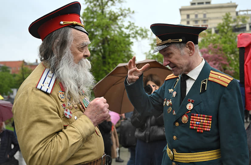 Участники первомайской акции КПРФ
