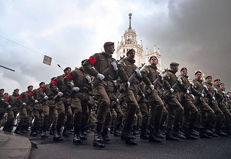 Военнослужащие во время репетиции парада Победы 