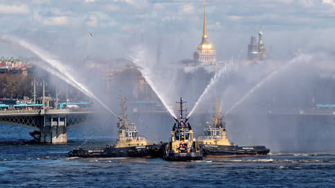 Вальс буксиров // Как прошло водное шоу в Петербурге