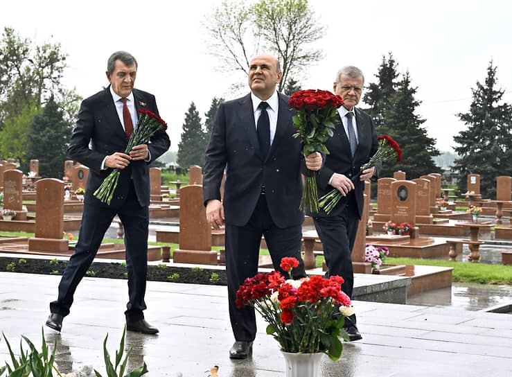 Михаил Мишустин (в центре), Сергей Меняйло (слева) и Юрий Чайка