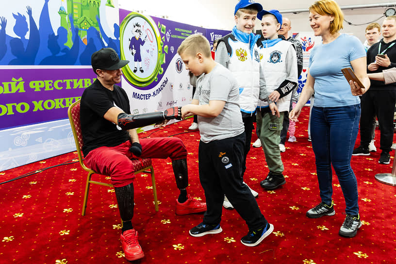 Встреча олимпийского чемпиона по фигурному катанию, амбассадора благотворительной программы ДоброFON Романа Костомарова с участниками Международного фестиваля адаптивного хоккея