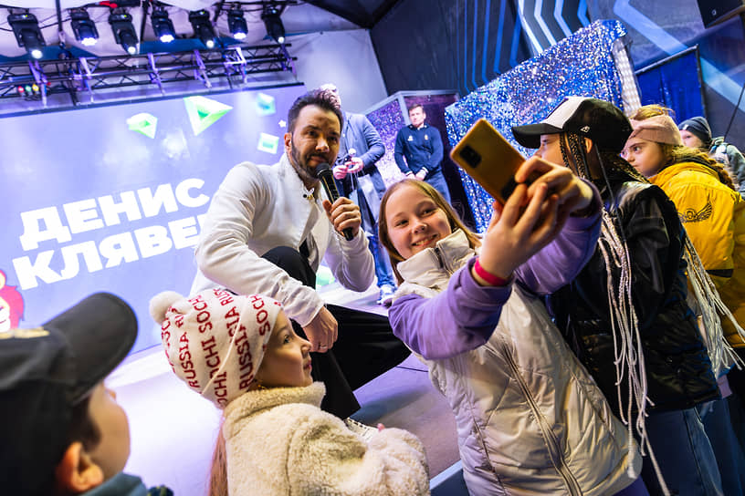 Певец и музыкант Денис Клявер на церемонии закрытия Международного фестиваля адаптивного хоккея в «Сириусе»