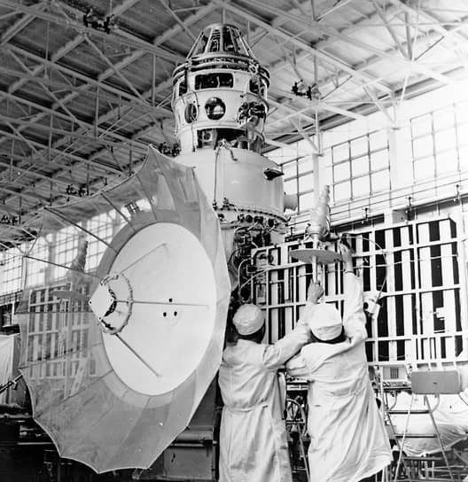 Советская автоматическая станция «Венера-8» в монтажно-испытательном цехе, 1 августа 1972 года