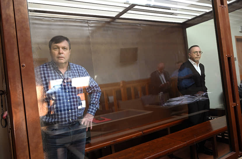 Бывший спортивный функционер и политик Вальтер Вебер (справа) и обвиняемый по делу Вебера охранник Дмитрий Маденов