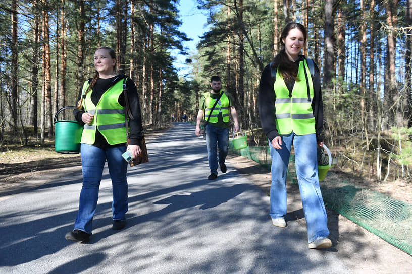 Волонтеры во время работы