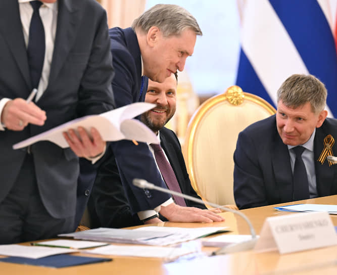 Перед встречей с президентом Кубы помощник президента Юрий Ушаков и два Максима, Орешкин (замглавы администрации президента России) и Решетников (вице-премьер), уже расслабились