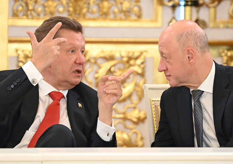 Председатель правления компании «Газпром» Алексей Миллер (слева) перед началом официальной церемонии встречи лидеров РФ и КНР в Георгиевском зале Кремля
