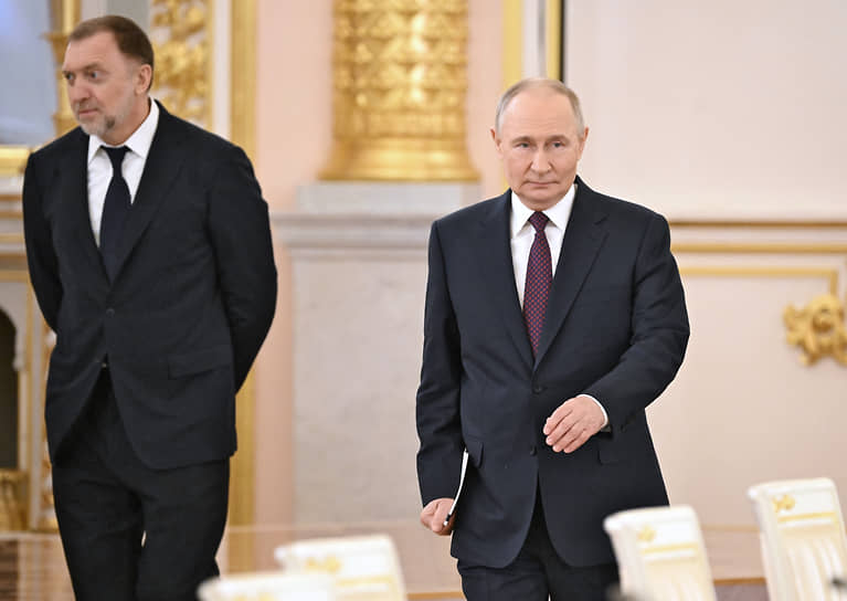 Президент России Владимир Путин и основатель компании «Русал» Олег Дерипаска (слева)