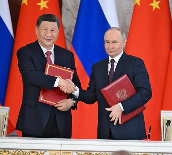 Председатель КНР Си Цзиньпин и президент России Владимир Путин со своими папками вообще не намерены были расставаться