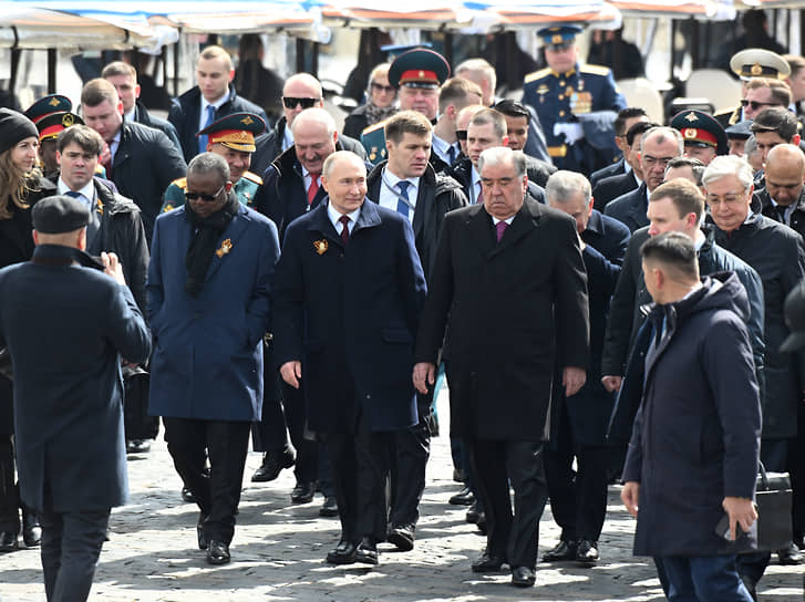 Президент России Владимир Путин с зарубежными гостями на Параде Победы в 2024 году