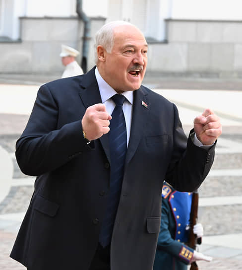 Президент Белоруссии Александр Лукашенко перед началом парада на Красной площади 