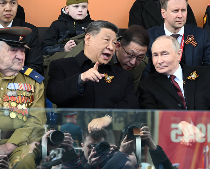 Владимир Путин и Си Цзиньпин во время парада нашли много общих тем 