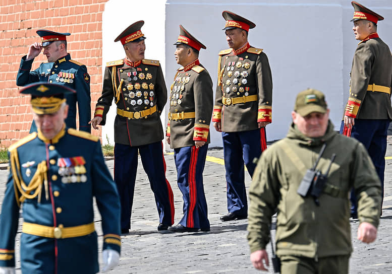 Военнослужащие России и КНДР после парада на Красной площади
