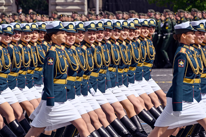 Расчет военнослужащих-женщин во время парада на Красной площади