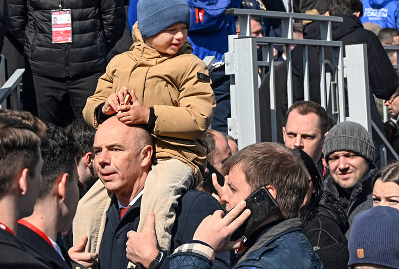 Министр финансов России Антон Силуанов (в центре) во время парада на Красной площади