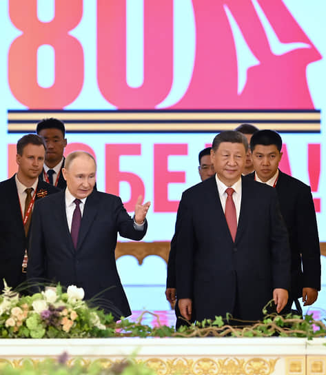 Президент России Владимир Путин и председатель КНР Си Цзиньпин (8 мая 2025 года)