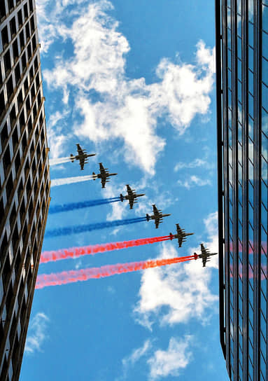 Пролет штурмовиков Су-25 над Москвой 