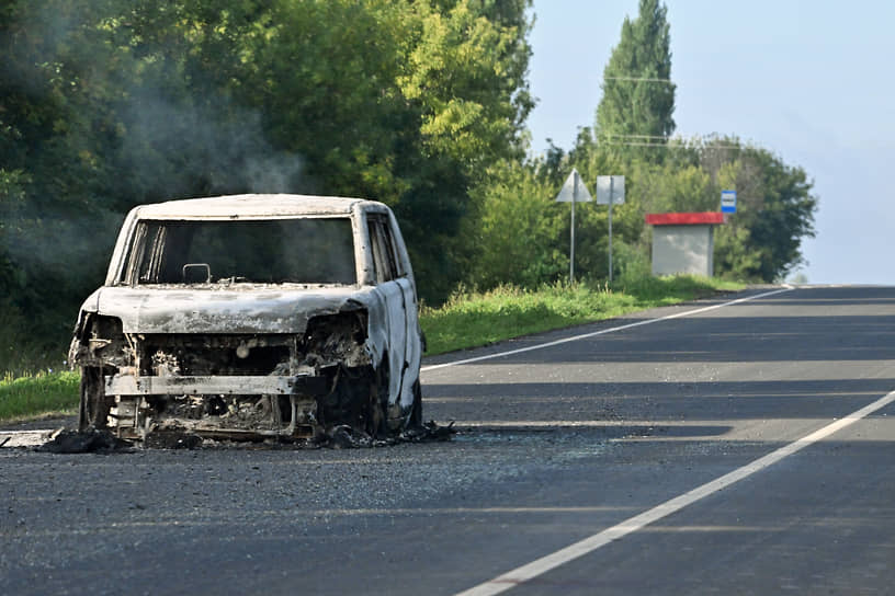 Разбитый в результате обстрела гражданский автомобиль на трассе между Курском и Суджей