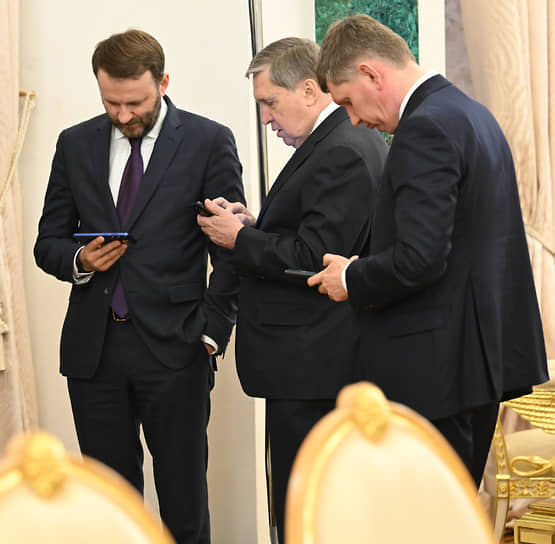 Замглавы администрации президента Максим Орешкин, помощник президента Юрий Ушаков и министр экономического развития Максим Решетников до переговоров погружены в параллельную реальность