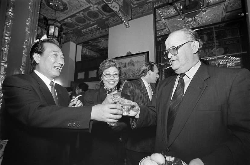 Виктор Геращенко и президент банка Китая Лю Ли (слева), 1994 год