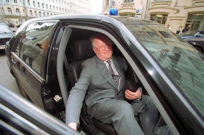 Виктор Геращенко в служебном автомобиле, 2000 год