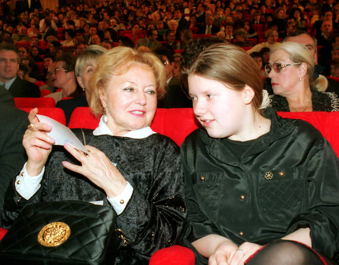 С внучкой Людмилой в Москве, 1997 год 