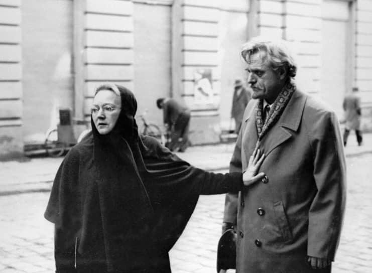 С актером Леонидом Марковым на съемках фильма «Мать Мария», 1982 год
