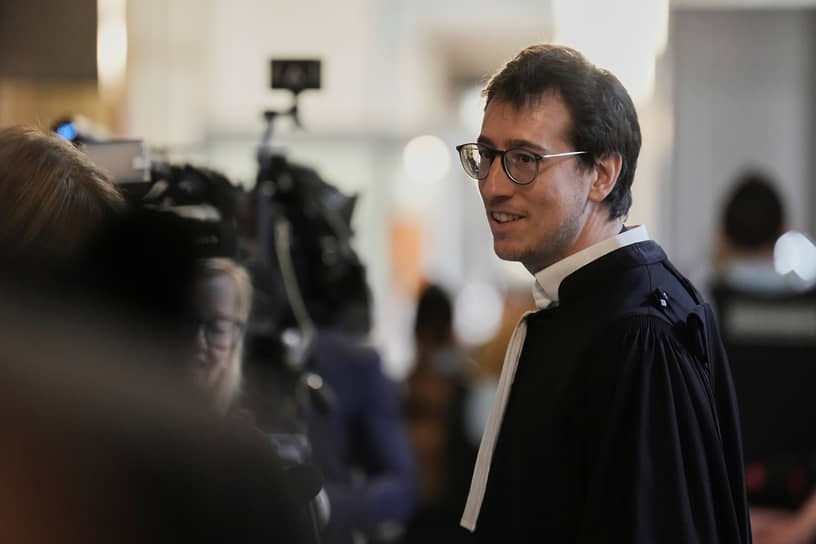 Адвокат одного из обвиняемых Габриэль Дюмениль около здания суда