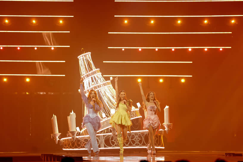Британская группа Remember Monday с песней «What The Hell Just Happened?»