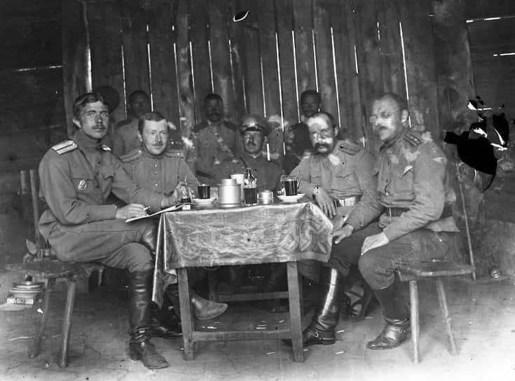 Российские офицеры за чаепитием, 1900-е