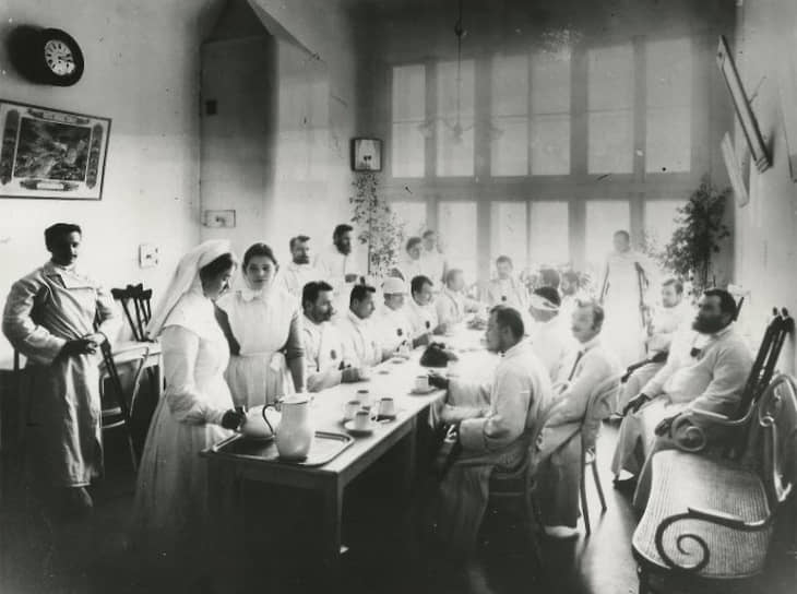 Раненые в Русско-японской войне за чаепитием в госпитале, 1906