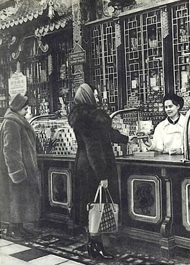 Покупатели в чайном магазине в Москве, 1955–1956
