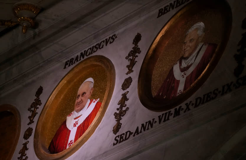 Портреты папы Франциска и его предшественника Бенедикта XVI в Базилике святого Павла