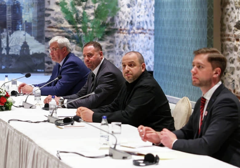 Глава МИД Украины Андрей Сибига, глава офиса президента Украины Андрей Ермак и министр обороны Украины Рустем Умеров (слева направо) перед началом трехсторонних переговоров делегаций Турции, США и Украины в Стамбуле