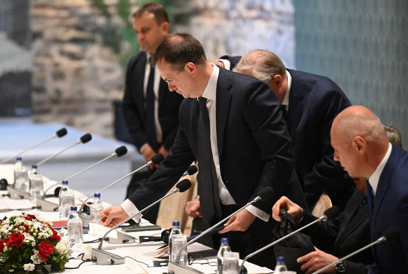 Помощник президента РФ Владимир Мединский (в центре) на переговорах России и Украины 