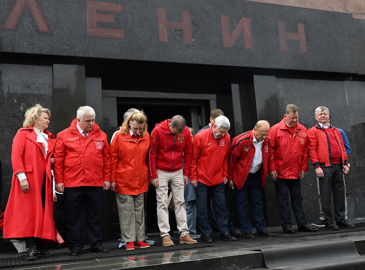 Слева направо: депутаты Госдумы Нина Останина, Казбек Тайсаев, Мария Дробот, Юрий Афонин, Иван Мельников, Геннадий Зюганов, Владимир Кашин и Дмитрий Новиков 