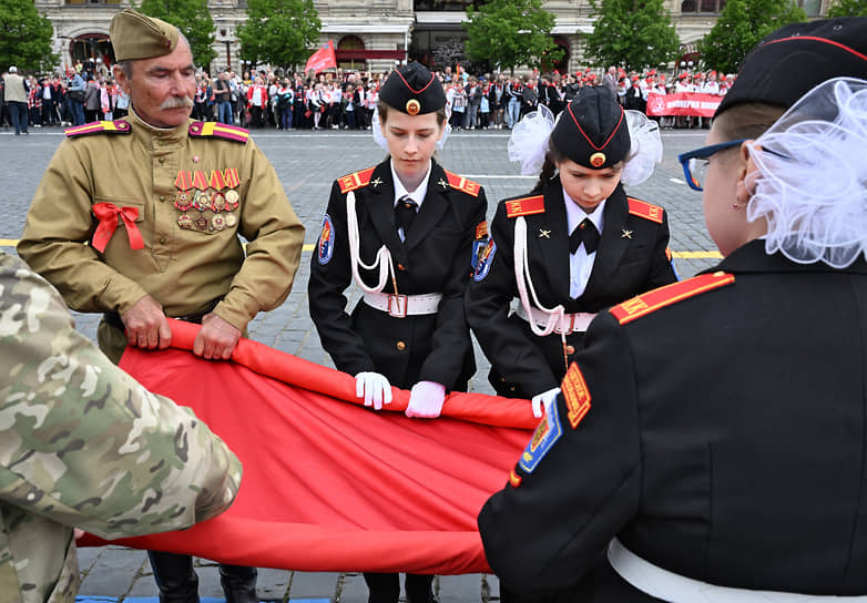 Участники торжественной линейки, посвященной приему школьников в пионеры