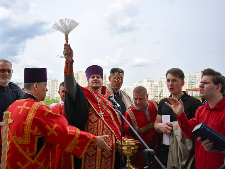 Настоятель храма святых мучеников Анатолия и Протолеона иерей Виталий (Ульянов) на церемонии
