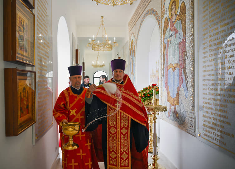 Иерей Виталий (Ульянов) (справа) во время чина освящения Мемориальной храмовой галереи